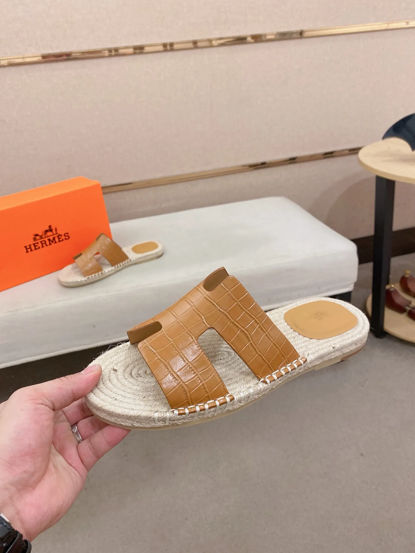 Factory price: 340💰high-end version. "HERMES" Hermès 💁♂️Men's casual slippers, compare the quality at the counter🧚🏿♂️ The upper is made of cowhide leather 🐊crocodile pattern workmanship, purely hand-drawn, raw rubber breathable and non-slip outsole, the inner is breathable and comfortable lambskin, the density is 100% comfortable, the original rubber outsole is wear-resistant and has a code number of 38-44. Can be customized 45-46-47💥🏆